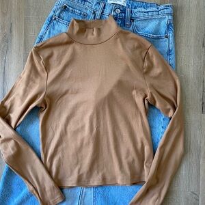Gap mock turtleneck cropped at waist top. Worn once. Size M super soft.